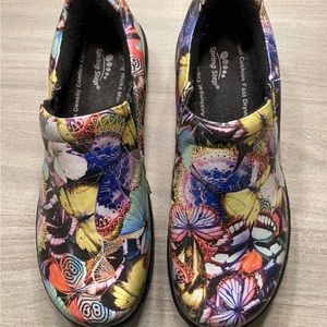 Spring Step Clogs Size 8 butterfly pattern